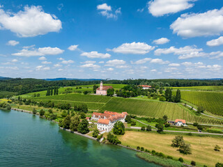 Luftbild von der Wallfahrtskirche Birnau und dem Schloss Maurach