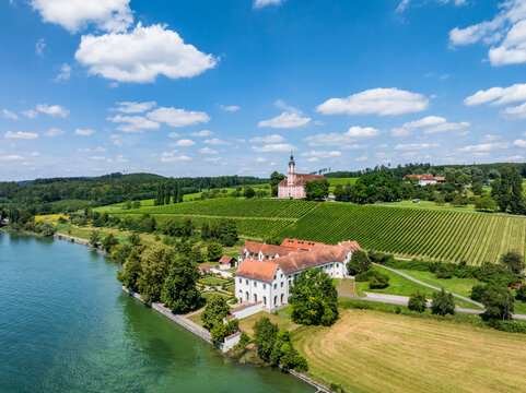 Luftbild von der Wallfahrtskirche Birnau und dem Schloss Maurach