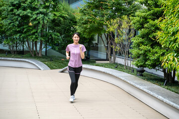 Fototapeta premium 公園でランニングする女性