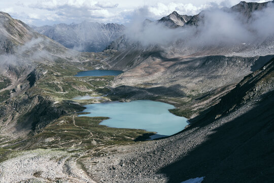 Milchigblauer und normaler See in sch&ouml;ner Berglandschaft mit ein bisschen Nebel 