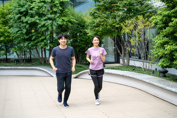 公園でランニングする男女カップル