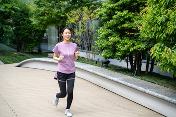 公園でランニングする女性