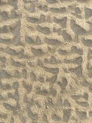 Dessin naturel sur le sable fin d'une plage