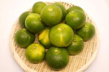 ザルに盛った早生みかん