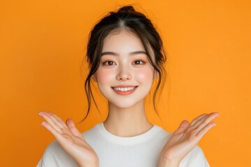 両手を広げてどっちにするかナビゲートする日本人女性（どっち・比較・おすすめ・PR・案内・メリット・デメリット）