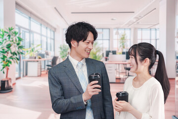 オフィスで話をする男女のビジネスパーソン