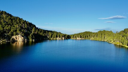 Obraz premium lago en los Pirineos 