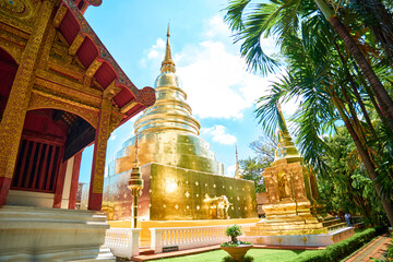 Naklejka premium Structure religieuse bouddhiste recouvert de dorure