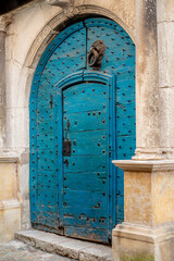 Porte médiévale bleu d'un village français