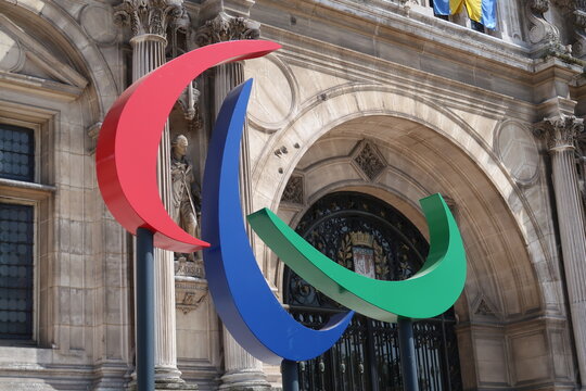 JO de Paris 2024, vue sur les agitos olympiques, c&eacute;l&egrave;bre logo symbole des Jeux paralympiques, devant la fa&ccedil;ade de la mairie / h&ocirc;tel de ville de Paris &ndash; mai 2023 (France)