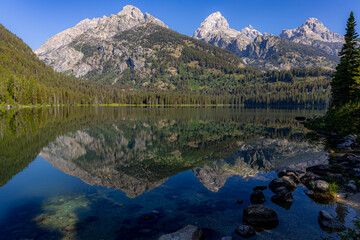 Obraz premium Lake Taggert Lake in Grand Teton National Park Mountain reflecting 
