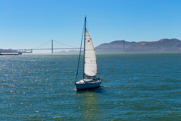 Obraz premium Yacht in San Pablo Bay near San Francisco and Alcatraz Island