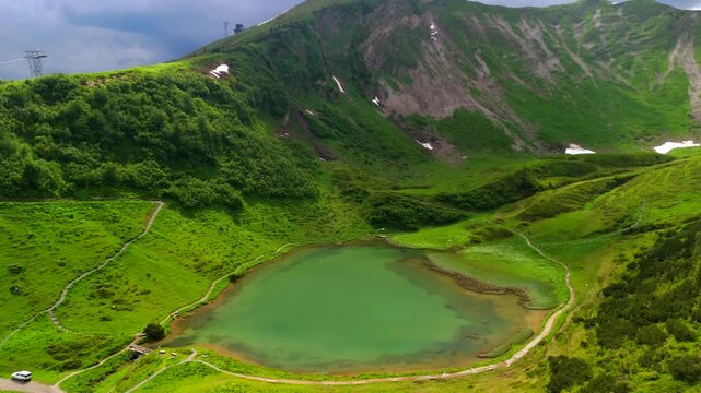 Schlappoltsee See in Bayern an Mittelstation der Fellhornbahn, Deutschland Luftaufnahme. Aerial view of Lake Schlappoldsee at the top of Mount Fellhorn and the top of the Fellhorn Mittelstation lift. 