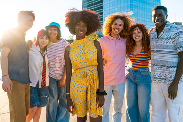Obraz premium Multiethnic group of young friends meeting and having fun outdoors - Multiracial happy and stylish teen students bonding in the city, concepts about youth, teenagers lifestyle and diversity