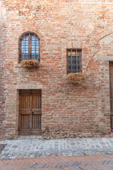 chianti-tuscany-italy-village-wall-windows