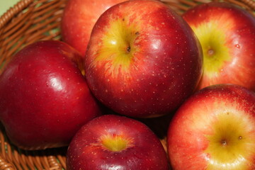 The apple (Malus domestica) is one of the most widely cultivated and consumed fruits in the world. Known for its sweet or tart flavor, crisp texture, and versatility|蘋果