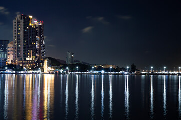 Fototapeta premium Night view of the seaside city, Sriracha, Thailand