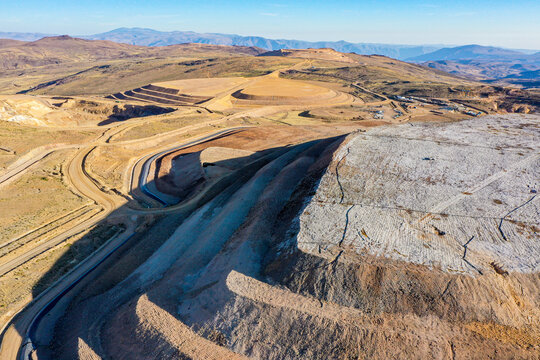 I open pit mine leaching pad