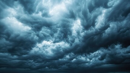 Obraz premium Dramatic sky filled with dark storm clouds, highlighting the power and intensity of nature before a thunderstorm.