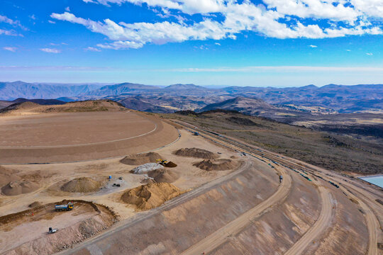 Coverage of clay-type material on geosynthetics in mine fill