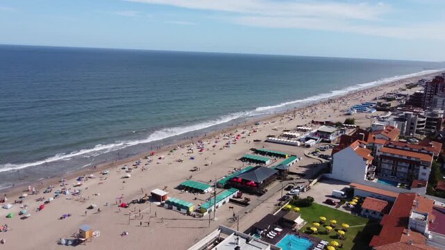 Toma aerea de la playa de Carilo en la costa atlantica de Argentina, Buenos Aires.