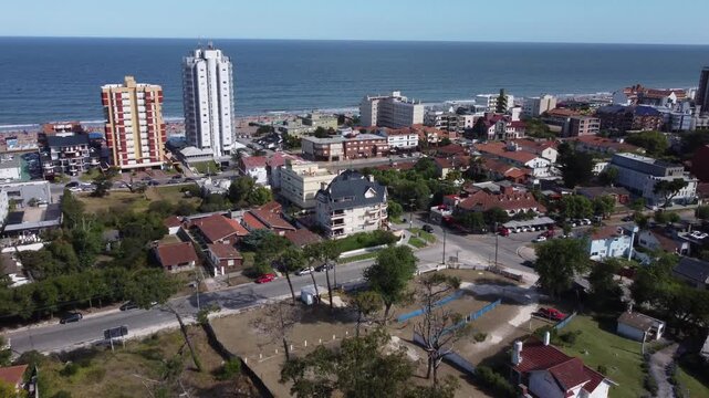 Toma aerea de la playa de Carilo en la costa atlantica de Argentina, Buenos Aires.