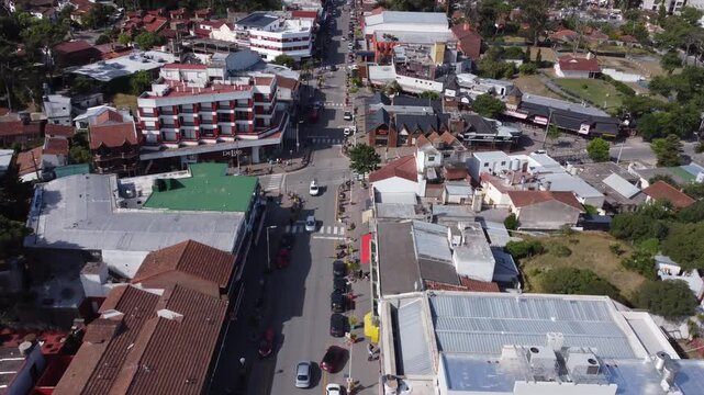 Toma aerea de la playa y ciudad de Carilo en la costa atlantica de Argentina, Buenos Aires.