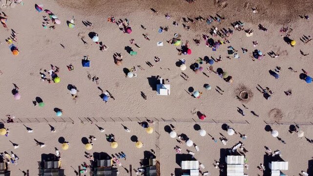 Vista cenital de Drone de la playa de Pinamar en la costa atlantica de la provincia de Buenos Aires, Argentina