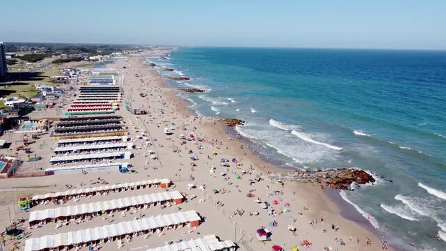 Toma aerea de la playa de Carilo en la costa atlantica de Argentina, Buenos Aires.