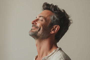 Obraz premium A close up of a man's face with her eyes closed