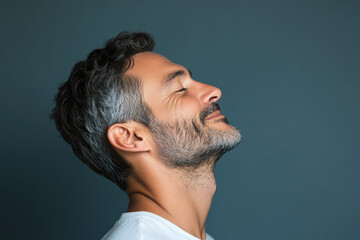 Obraz premium A close up of a man's face with her eyes closed