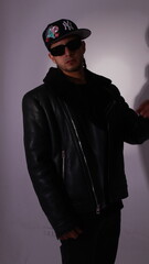 hombre latino artista 