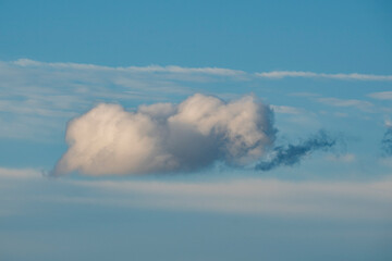 空に浮かぶ雲