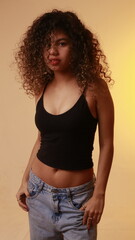 Mujer latina de rulos 