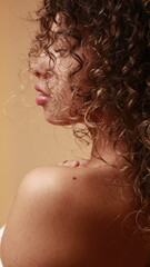 Mujer latina de rulos 