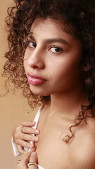 Mujer latina de rulos 