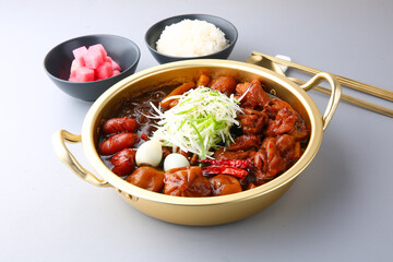 회색배경의 곱도리탕 Gopdoritang with gray background