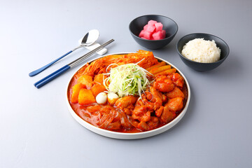 회색배경의 곱도리탕 Gopdoritang with gray background