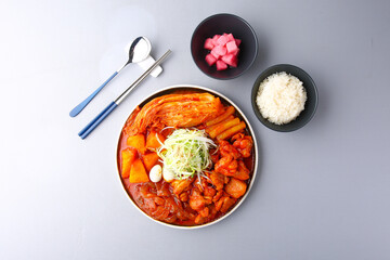 회색배경의 곱도리탕 Gopdoritang with gray background