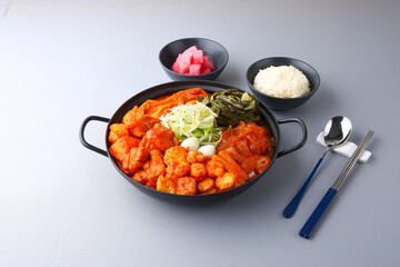 회색배경의 곱도리탕 Gopdoritang with gray background