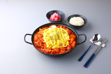 회색배경의 곱도리탕 Gopdoritang with gray background