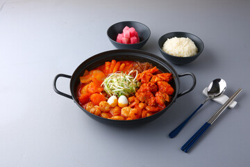 회색배경의 곱도리탕 Gopdoritang with gray background