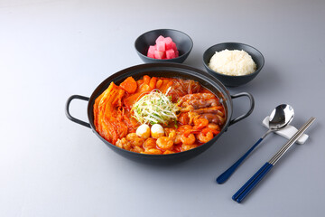 회색배경의 곱도리탕 Gopdoritang with gray background