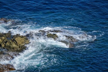 展望台から見下ろす荒れた晩秋の日本海の情景