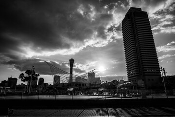 港町神戸のメリケンパーク夏の夕刻をモノクロームで撮影