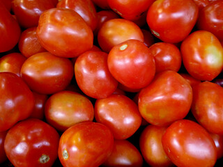 Fresh tomatoes that have been cleaned without leaves, ready to be consumed