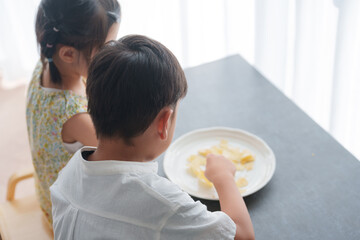 お菓子のポテトチップスを食べる子供