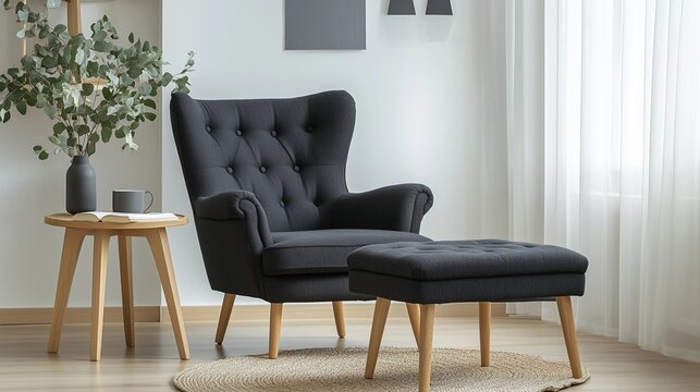 グレーの座り心地の良い椅子のある部屋