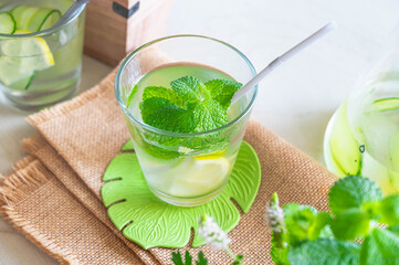 ミント香るレモンデトックスレモン水