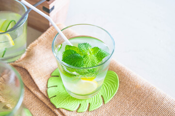 ミント香るレモンデトックスレモン水